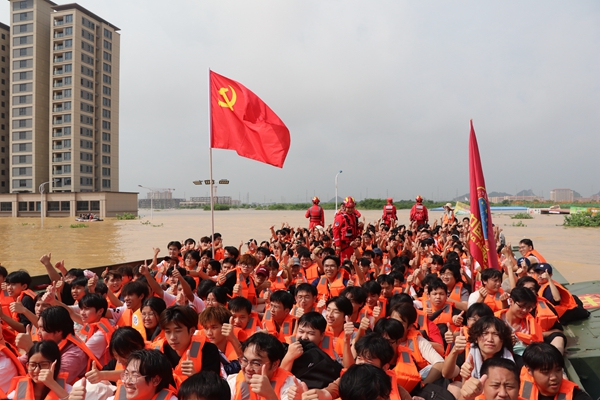 7月9日,广西贵港,成功转移安置后的师生向抢险人员竖起大拇指,表达谢意。人民网记者 郭振乾摄
